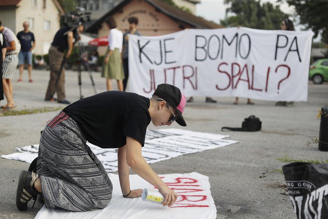 Protestniki nasprotujejo odkupovanju stanovanj od DUTB po tržnih cenah. FOTO: Leon Vidic/ Delo