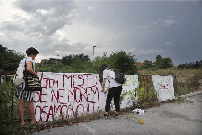 Protestniki nasprotujejo odkupovanju stanovanj od DUTB po tržnih cenah. FOTO: Leon Vidic/ Delo