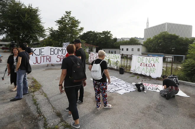 Protestniki nasprotujejo odkupovanju stanovanj od DUTB po tržnih cenah. FOTO: Leon Vidic/ Delo