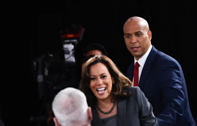 Kamala Harris in Cory Booker v pogovoru z voditeljem na CNN Andersonom Cooperjem. FOTO: Brendan Smialowski/AFP
