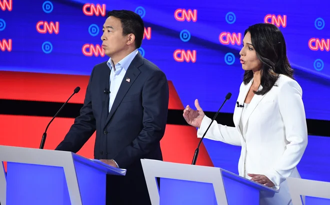 Podjetnik Andrew Yang in kongresnica Tulsi Gabbard. FOTO: Jim Watson/AFP