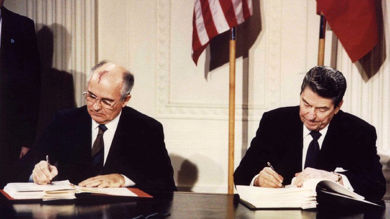 Fotografija: Sporazum, ki se je danes znašel na »smetišču zgodovine«, sta decembra 1987 podpisala Mihail Gorbačov in Ronald Reagan.