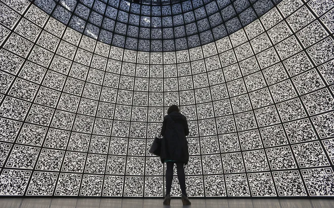 Ekonomske študije napovedujejo, da bodo digitalna transformacija, robotizacija in umetna inteligenca avtomatizirale ali pa vsaj znatno spremenile večji del naših služb. FOTO: Maxim Shemetov Reuters