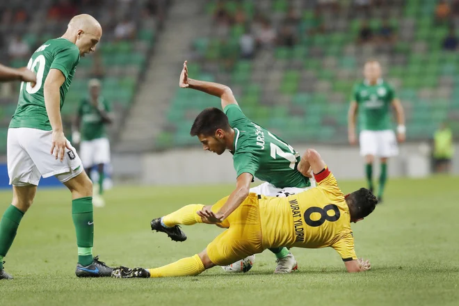 Tomislav Tomić (levo) in Mario Jurčević sta s srčno igro nadomeščala pomanjkanje mišic proti postavnim tekmecem.  FOTO Leon Vidic/Delo