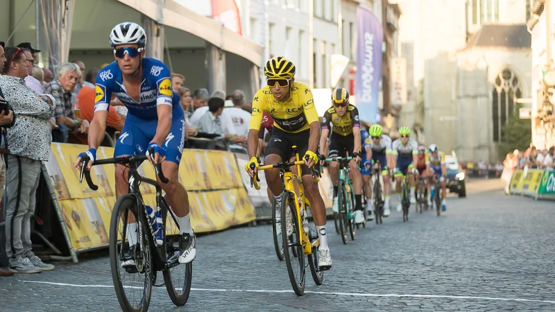 V minulem tednu je Evenepoel dirkal tudi na enem od tradicionalnih kriterijev po Touru v Aalstu, ob njem na fotografiji Egan Bernal v rumeni majici. FOTO: AFP