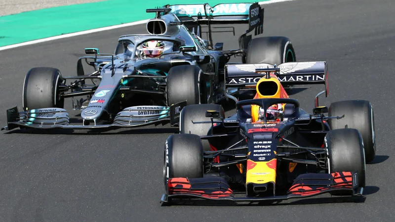 Fotografija: Max Verstappen ob koncu ni mogel odbiti napada Lewisa Hamiltona (zadaj). FOTO: AFP
