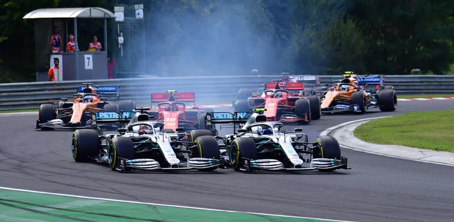Valtteri Bottas (desno) in Lewis Hamilton sta se dotaknila malce po štartu., slabše jo je odnesel Finec, ki je moral v bokse in padel na zadnje mesto. FOTO: AFP