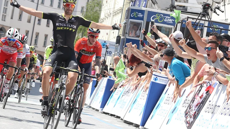 Fotografija: Luka Mezgec je bil najhitrejši v šprintu druge etape dirke po Poljski, v katerem je v Katovicah premagal take ase, kot so Kolumbijec Fernando Gaviria, Nemec Pascal Ackermann, Nizozemec Danny Vanm Poppel. FOTO: Tomi Lombar