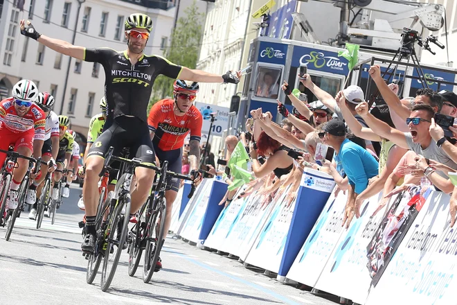 Luka Mezgec je bil najhitrejši v šprintu druge etape dirke po Poljski, v katerem je v Katovicah premagal take ase, kot so Kolumbijec Fernando Gaviria, Nemec Pascal Ackermann, Nizozemec Danny Vanm Poppel. FOTO: Tomi Lombar