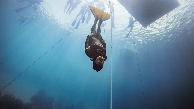 Fotografija: Alenka Artnik je na tekmi za karibski pokal z globine 111 metrov izplavala lahkotno in na površju delovala povsem mirno. Foto Alex St. Jean