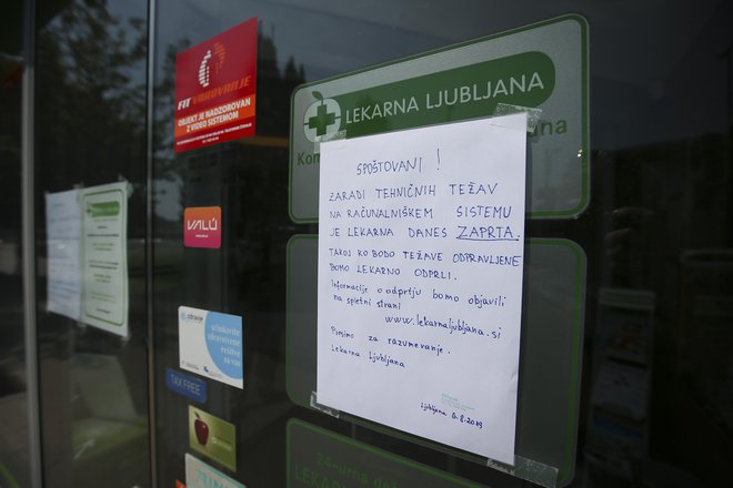 Zaradi tehničnih težav na računalniškem sistemu so vrata enot Ljubljanskih lekarn zaprta. FOTO: Jože Suhadolnik/Delo