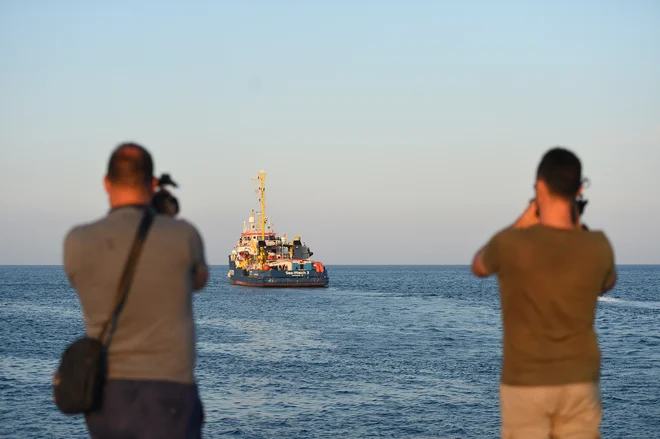 Vloga nevladnih organizacij, kakršna je Sea Watch, pri reševanju ljudi v Sredozemlju, je po besedah predstavnikov OZN neprecenljiva. Foto Reuters