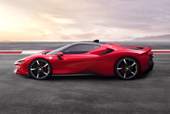 SF90 stradale je prvi hibridno gnani ferrari. FOTO: Reuters