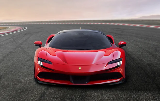 SF90 stradale je prvi hibridno gnani ferrari. Slovita znamka podira prodajne rekorde. FOTO: Reuters