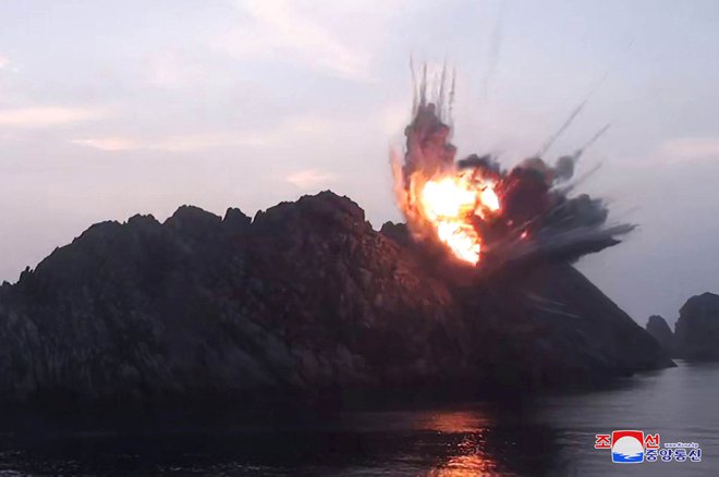 Eksplozija preiskuzne rakete na neznani lokaciji v Severni Koreji. FOTO: Reuters