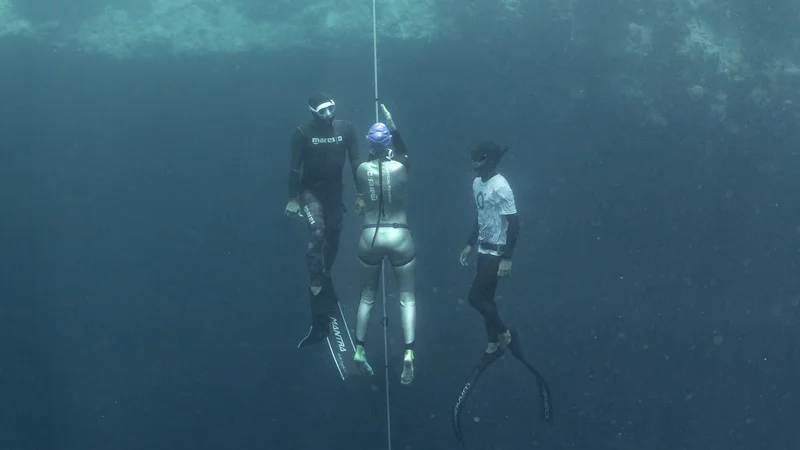 Fotografija: Samo Jeranko med potopom ob vrvi. FOTO: www.apnea.si