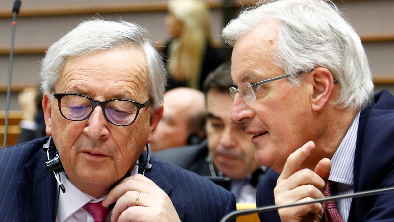 Fotografija: Odhajajoči predsednik evropske komisije Jean-Claude Juncker in njegov glavni pogajalec za brexit Michel Barnier. Foto Reuters