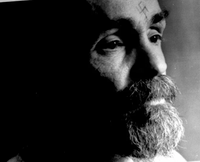 Charles Manson je umrl v zaporu, star 83 let. FOTO: Reuters