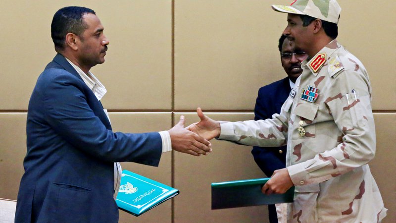 Fotografija: Dogovor o prehodnem vodenju države sta podpisala voditelj protestniškega gibanja Ahmad al Rabiah in zloglasni general Mohamed Hamdan Dagalo, ki bi lahko postal novi sudanski diktator. FOTO: Reuters