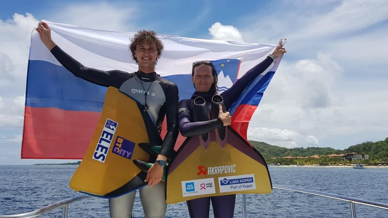 Fotografija: Samo Jeranko in Alenka Artnik sta drugi dan svetovnega prvenstva poskrbela za bronasto medaljo, Alenka pa ob tem še za svetovni rekord. Foto www.apnea.si