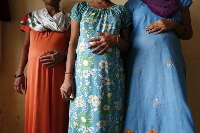 Indija je bila še pred kratkim ena od držav, v katerih se je z nadomestnimi nosečnostmi obrnilo ogromno denarja. FOTO: Reuters