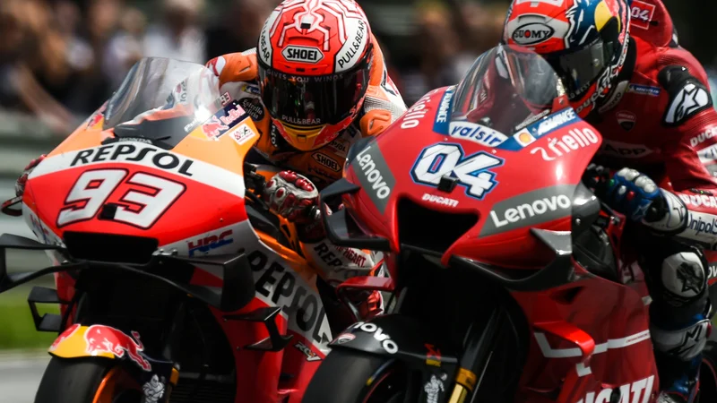 Fotografija: Marc Marquez (93) in Andrea Dovizioso (04) sta uprizorila pravi spektakel. FOTO: AFP