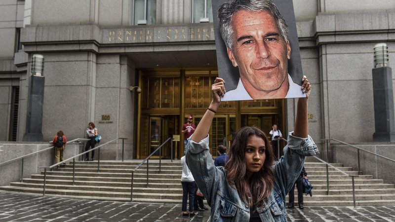 Fotografija: Epstein je umrl le dober dan po odločitvi prizivnega sodišča za umik tajnosti z več kot 2000 strani dokumentov iz prejšnjih tožb proti njemu. Foto AFP