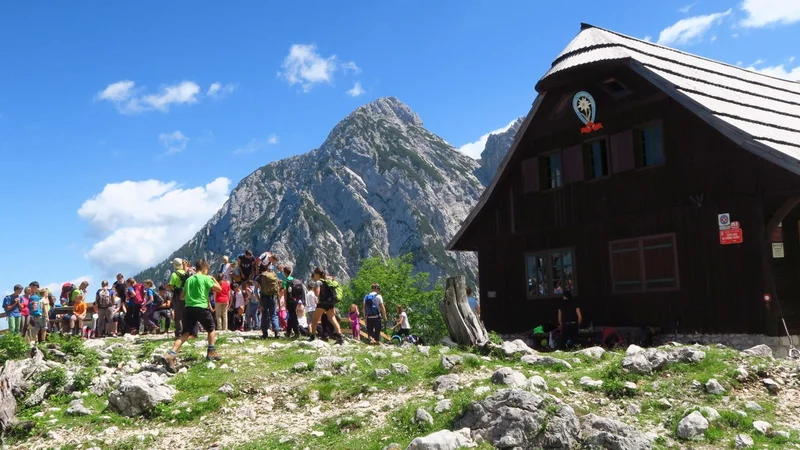 Fotografija: Češka koča na Spodnjih Ravneh je zelo priljubljena med Čehi in Avstrijci. FOTO: Manca Ogrin