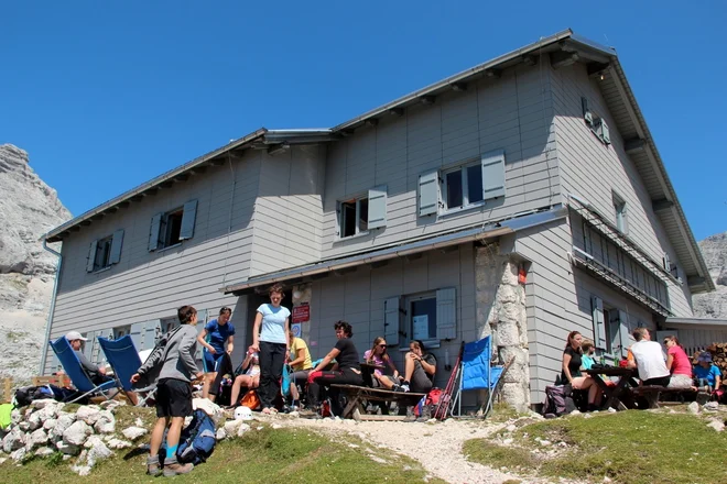 Odlično obiskan Pogačnikov dom na Kriških podih je vključen v evropski projekt Life SustainHuts.  FOTO: Manca Ogrin