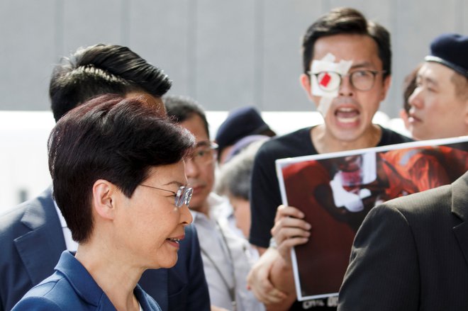 Carrie Lam protestnikom ni obljubila ničesar. FOTO: Thomas Peter/Reuters