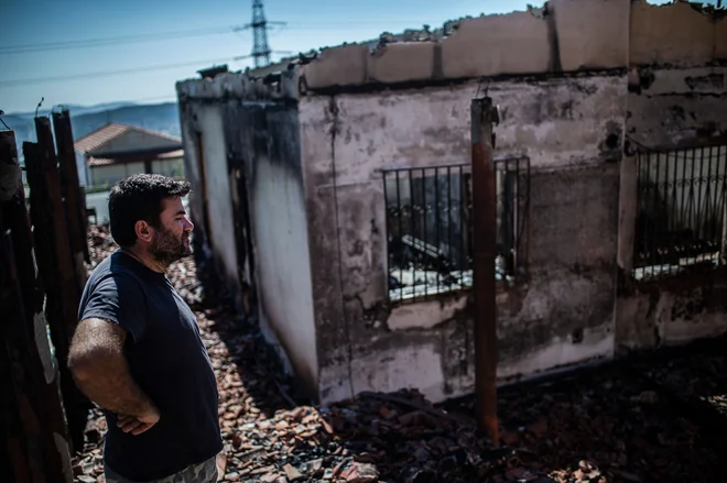 Požar je izbruhnil ob 3. uri po lokalnem času ob cesti. FOTO: Angelos Tzortzinis/AFP