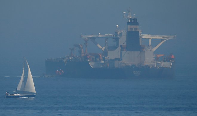 Britanske oblasti so tanker Grace 1 ustavile v Gibraltarju 4. julija zaradi suma, da je prevažal surovo nafto v Sirijo in s tem kršil sankcije Evropske unije. FOTO: Jon Nazca/Reuters