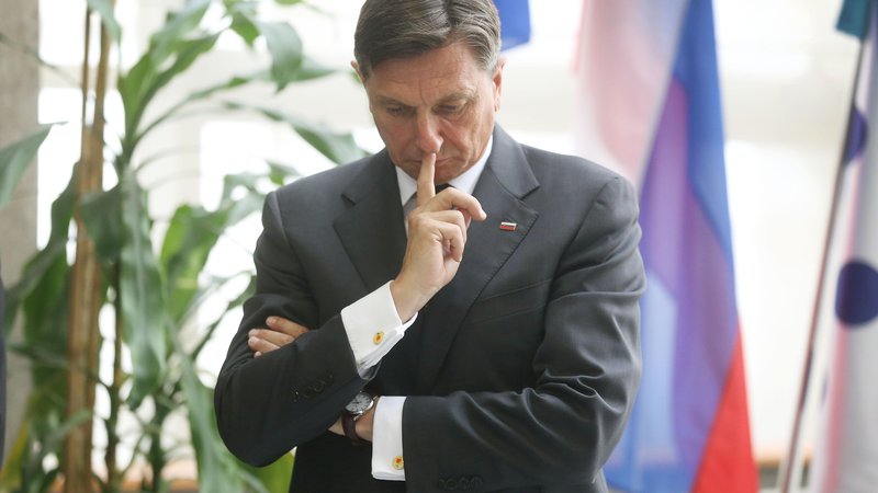 Fotografija: Predsednika republike Borut Pahor bi, če se bi koalicija odločila, da obstoječim 65 plačnim razredom še pet novih, prejel namesto seedanjih 5974 evrov bruto prejel 7168 evrov.  FOTO: Leon Vidic/delo