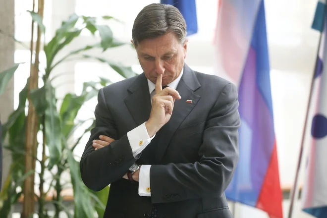 Predsednika republike Borut Pahor bi, če se bi koalicija odločila, da obstoječim 65 plačnim razredom še pet novih, prejel namesto seedanjih 5974 evrov bruto prejel 7168 evrov.&nbsp; FOTO:&nbsp;Leon Vidic/delo