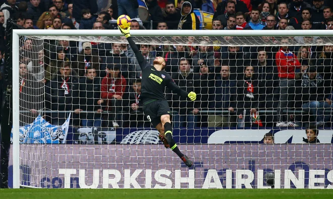 V minuli sezoni je imel Jan Oblak najslabši učinek, odkar je pri Atleticu, a je bil vseeno najboljši vratar. FOTO: Reuters