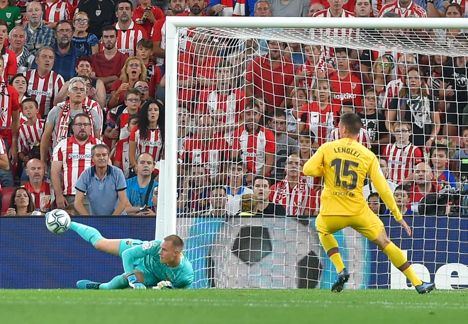 Nemški vratar pri Barceloni Marc-Andre ter Stegen je največji izzivalec našega reprezentanta. FOTO: AFP