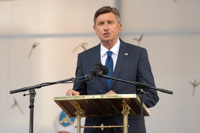 Predsednik republike Borut Pahor je po maši pred slovesnostjo izrazil občudovanje do prekmurskih Slovencev, ki so pred stoletjem v zapletenih domačih in mednarodnih okoliščinah narodnostno dozoreli. FOTO: Sobotainfo