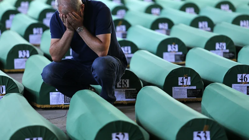 Krste s posmrtnimi ostanki žrtev pokola v Srebrenici. Foto: Tomi Lombar