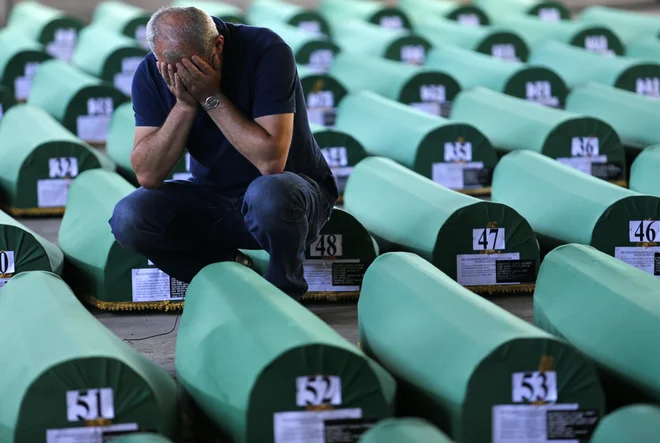 Krste s posmrtnimi ostanki žrtev pokola v Srebrenici. Foto: Tomi Lombar