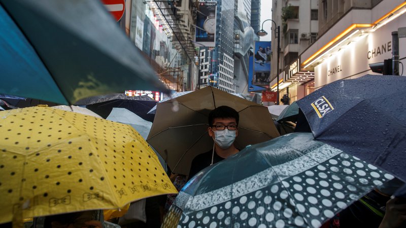 Fotografija: Več kot poldrugi milijon protestnikov (po ocenah organizatorjev) se je danes kljub prepovedi policije iz parka Victoria podalo na ulice Hongkonga.Foto: Reuters