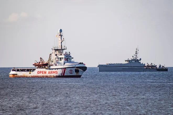 Soočenje Open Arms in italijanske policijske ladje. FOTO: Alessandro Serrano/AFP