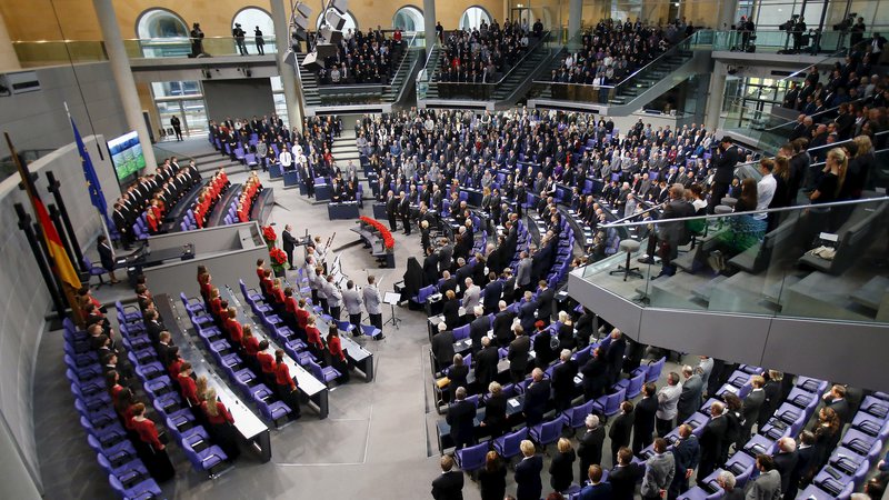 Fotografija: Poslanci s svojo plačo zaslužijo dobrih 10.000 evrov bruto na mesec, še višji so drugi prihodki. Foto: Reuters