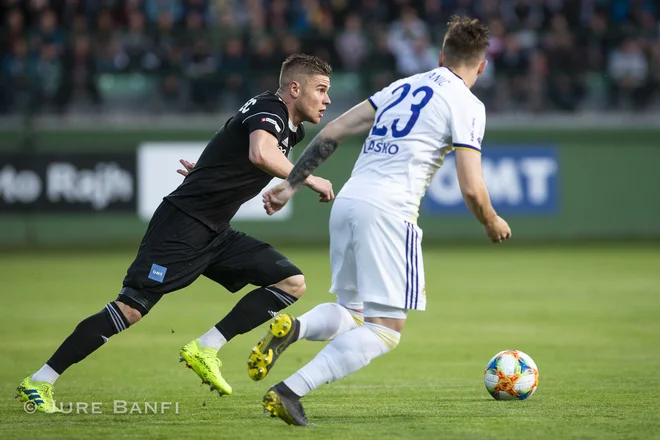 Luka Bobičanec (levo) je zabil najlepši gol 6. kola in že svojega četrtega v sezoni za vrh lestvice strelcev. FOTO: NK Mura