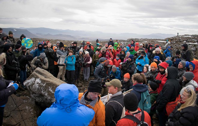 Na območju, kjer je bil nekoč ledenik, se je zbralo okoli 100 ljudi. FOTO: Jeremie Richard/AFP