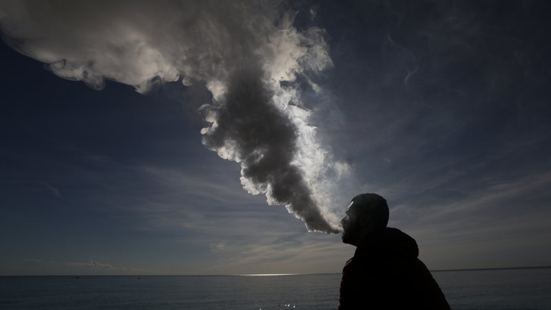 Fotografija: Elektronske cigarete so med mladimi vedno bolj priljubljene. FOTO: Reuters