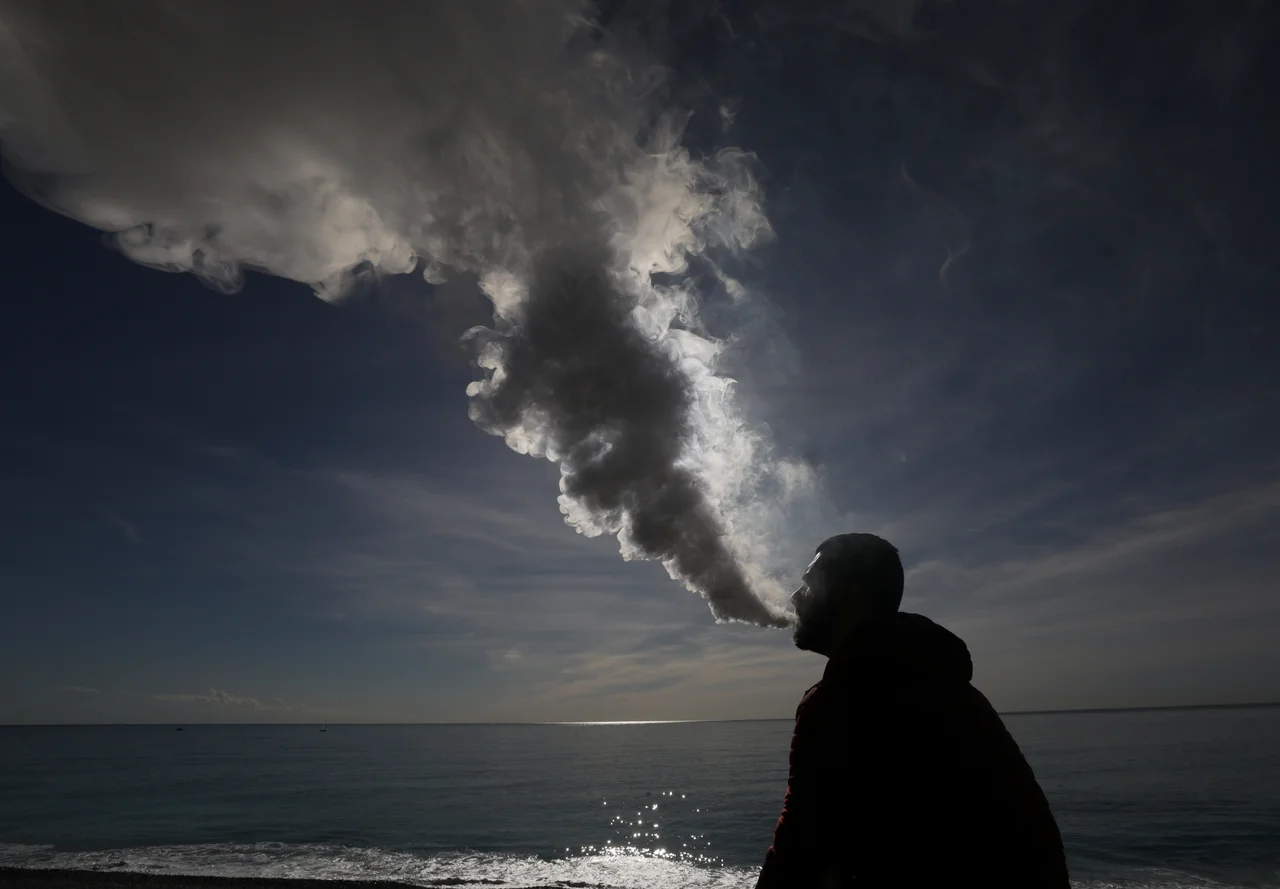 Fotografija: Elektronske cigarete so med mladimi vedno bolj priljubljene. FOTO: Reuters