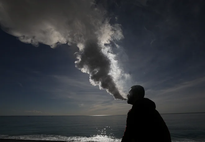 Elektronske cigarete so med mladimi vedno bolj priljubljene. FOTO: Reuters