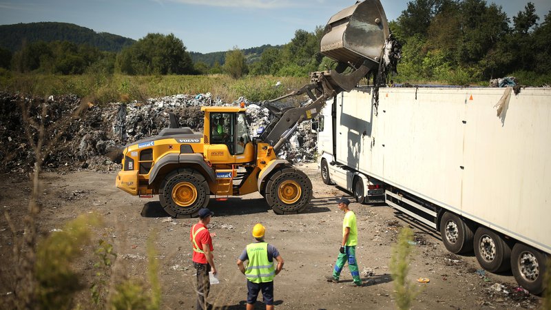 Fotografija: Odvoz odpadkov v Zalogu pri Straži bo potekal v dveh fazah, skupno jih bodo odstranili in na sežig odpeljali okoli 7500 ton. FOTO: Jure Eržen