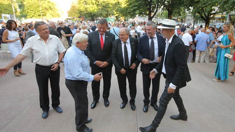 Fotografija: Gostitelj, ljubljanski župan Zoran Janković, prvi predsednik Milan Kučan, murskosoboški župan Aleksander Jevšek, evangeličanski škof Geza Filo in njegov predhodnik Geza Erniša ter Vlado Kreslin. FOTO Jože Suhadolnik/Delo