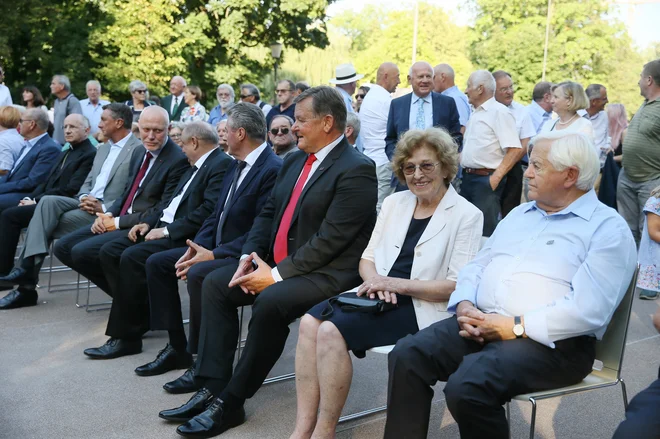 Ob otvoritvi Prekmurskega trga so bili v prvi vrsti (od desne proti levi) Milan Kučan z ženo Štefko, župan MOMS Aleksander Jevšek, škofa Geza Erniša in Geza Filo, evropski poslanec Milan Brglez, predsednik države Borut Pahor in nuncij Jean-Marie Antoine J